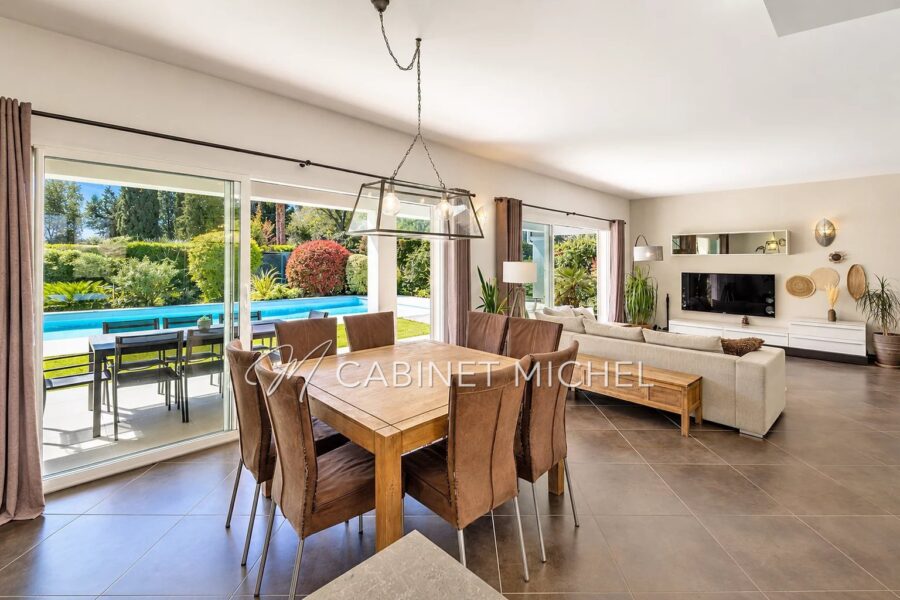 Maison à vendre à Roquefort-les-Pins — Vue parc & jardin — photo 5