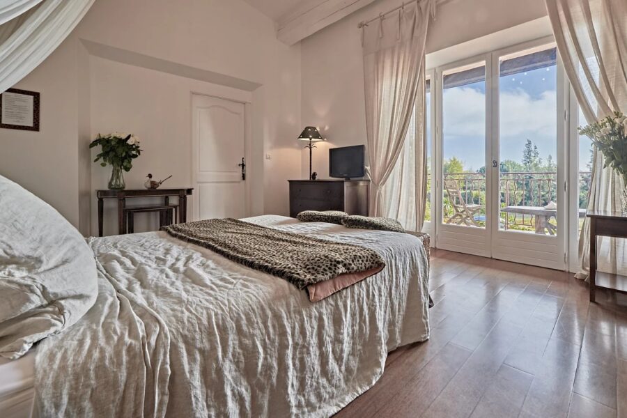 Maison à vendre à La Londe-les-Maures — Vue parc & jardin — photo 1