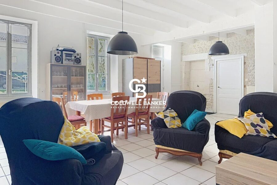 Maison à vendre à Saint-Martin-de-Juillers — Vue parc & jardin — photo 11