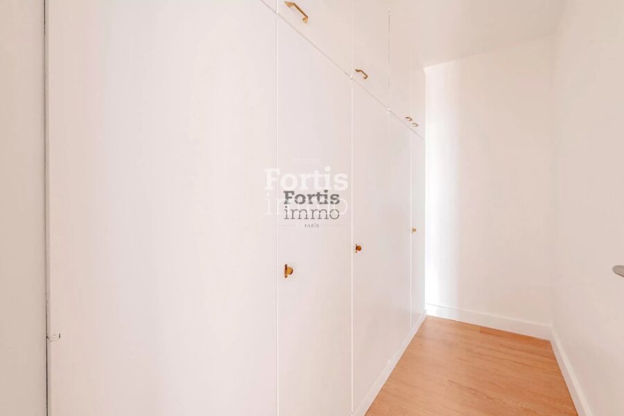 Appartement à vendre à Paris 15e arrondissement — Vue sur la ville — photo 7