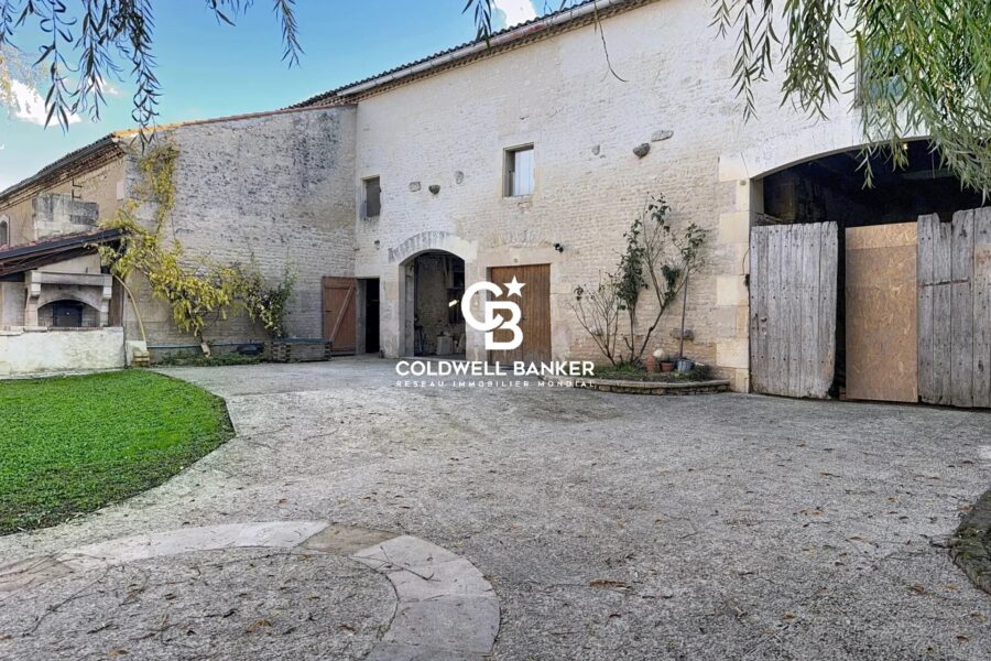 Maison à vendre à Saint-Martin-de-Juillers — Vue parc & jardin — photo 9