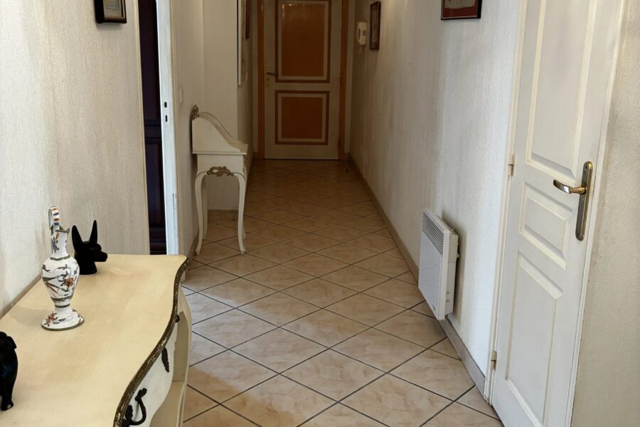 Appartement à vendre à Saint-Raphaël — Vue sur la ville — photo 2