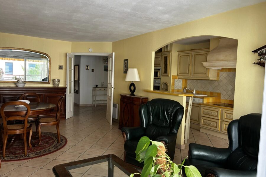 Appartement à vendre à Saint-Raphaël — Vue sur la ville — photo 3