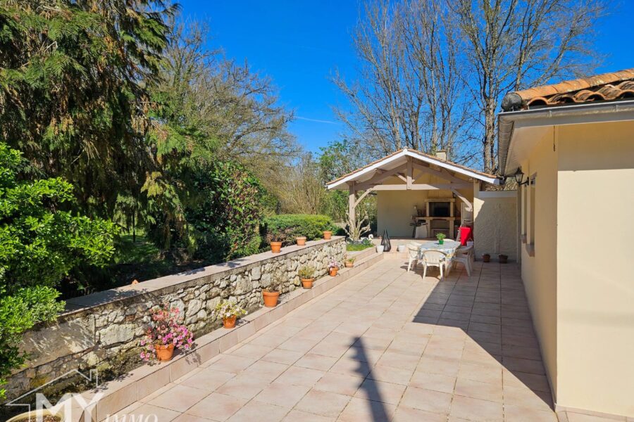 Maison à vendre à La Roquille — Vue parc & jardin — photo 25
