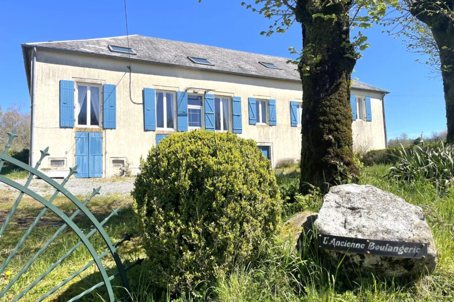 Maison à vendre à Saint-Léger-de-Fougeret — Vue montagne — photo 2