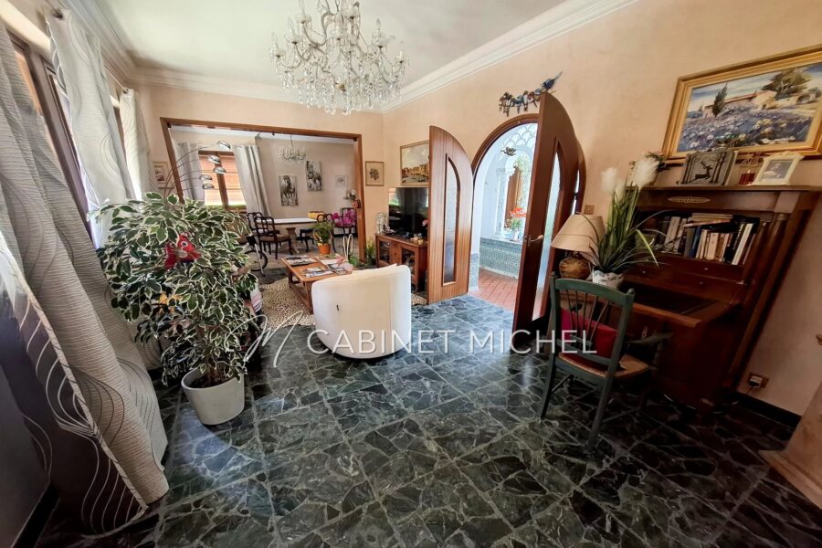 Maison à vendre à Roquefort-les-Pins — Vue parc & jardin — photo 6