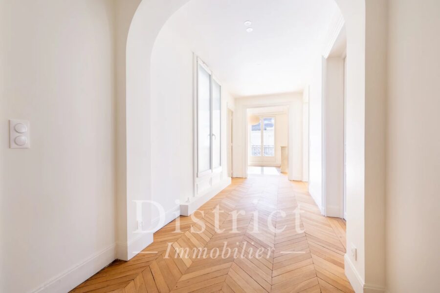 Appartement à louer à Paris 8e arrondissement — Vue sur la ville — photo 7