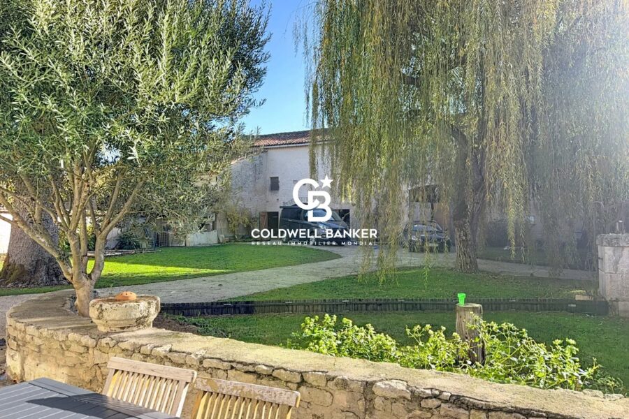 Maison à vendre à Saint-Martin-de-Juillers — Vue parc & jardin — photo 13