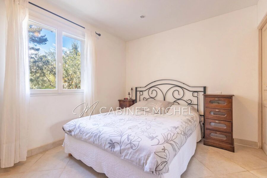 Maison à vendre à Roquefort-les-Pins — Vue parc & jardin — photo 14