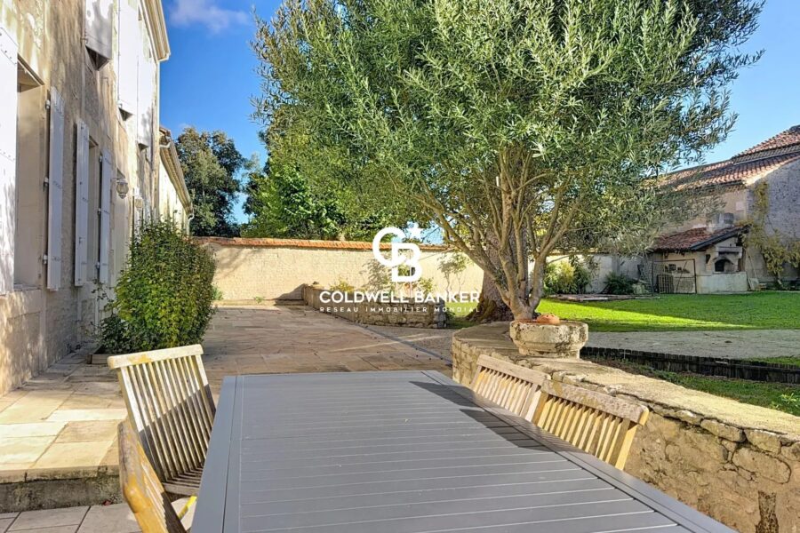 Maison à vendre à Saint-Martin-de-Juillers — Vue parc & jardin — photo 21
