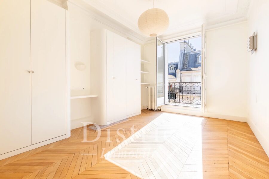 Appartement à louer à Paris 8e arrondissement — Vue sur la ville — photo 9