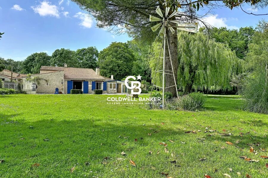 Maison à vendre à Port-des-Barques — Vue parc & jardin — photo 1