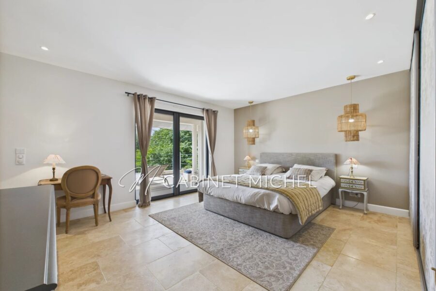 Maison à vendre à Roquefort-les-Pins — Vue parc & jardin — photo 9
