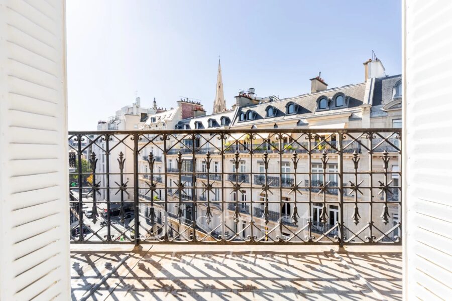Appartement à louer à Paris 8e arrondissement — Vue sur la ville — photo 1