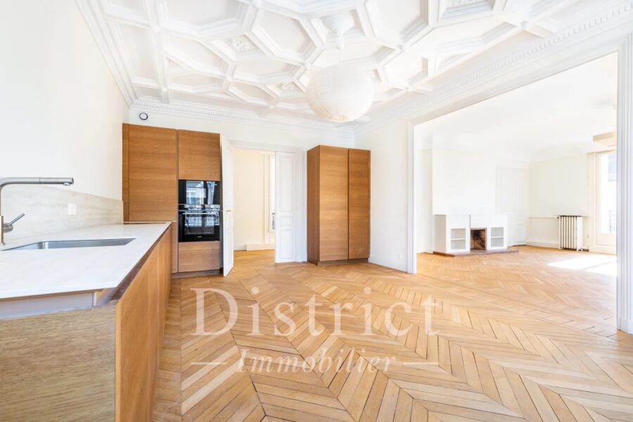 Appartement à louer à Paris 8e arrondissement — Vue sur la ville — photo 5