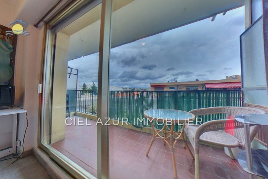 Appartement à louer à Juan-les-Pins — Vue sur la ville — photo 2