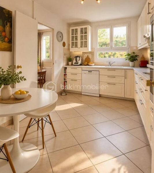 Maison à vendre à Ozoir-la-Ferrière — Vue parc & jardin — photo 6