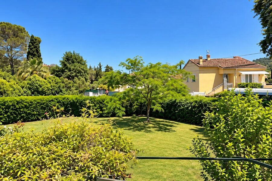 Maison à vendre à Saint-Raphaël — Vue parc & jardin — photo 1