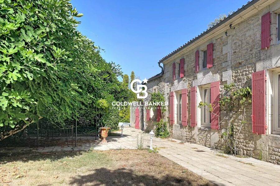 Maison à vendre à Saint-Savinien — Vue parc & jardin — photo 2