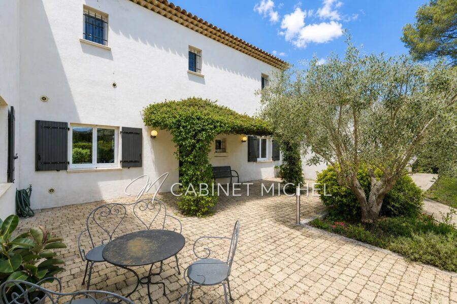 Maison à vendre à Roquefort-les-Pins — Vue parc & jardin — photo 12