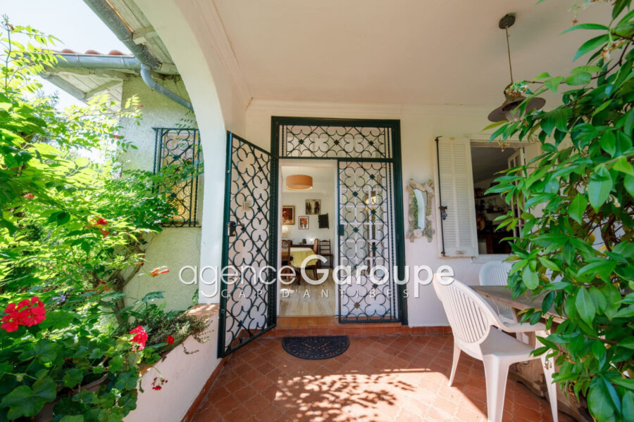 Maison à vendre à Cap-d&rsquo;Antibes — Vue parc & jardin — photo 2
