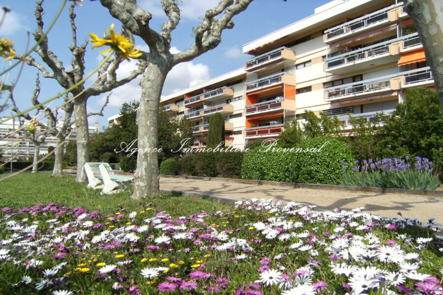 Appartement à louer à Sainte-Maxime — Vue sur la ville — photo 2