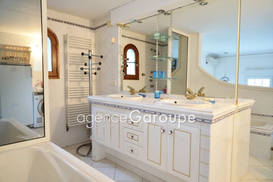 Maison à vendre à Cap-d&rsquo;Antibes — Vue parc & jardin — photo 8