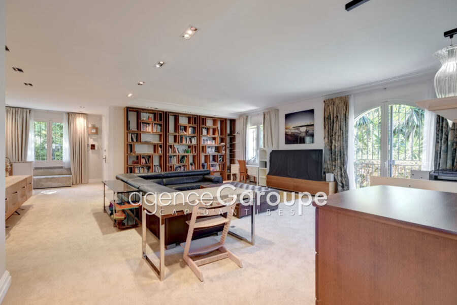 Maison à vendre à Cap-d&rsquo;Antibes — Vue parc & jardin — photo 4