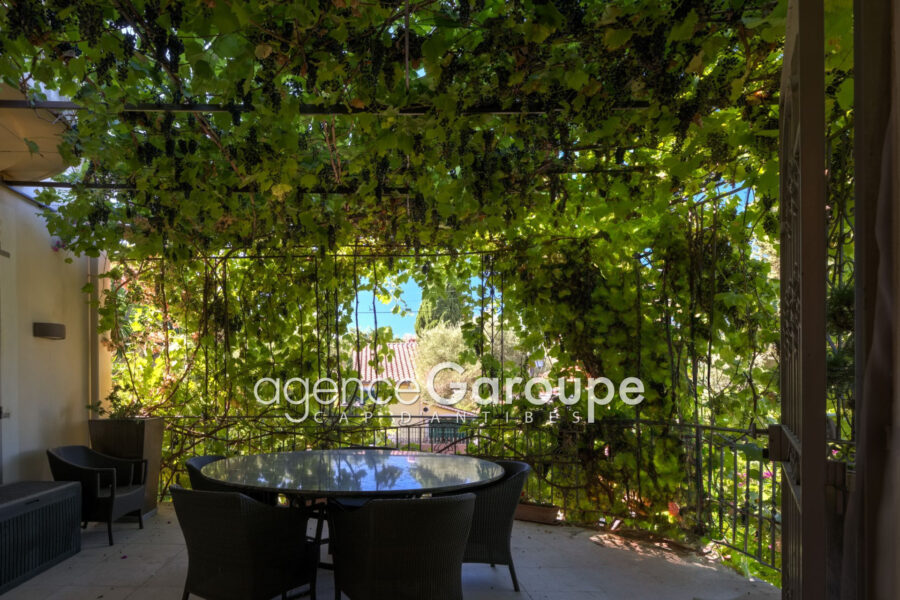 Maison à vendre à Cap-d&rsquo;Antibes — Vue parc & jardin — photo 1