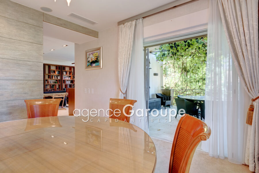 Maison à vendre à Cap-d&rsquo;Antibes — Vue parc & jardin — photo 6