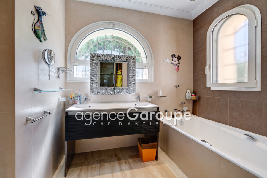 Maison à vendre à Cap-d&rsquo;Antibes — Vue parc & jardin — photo 16
