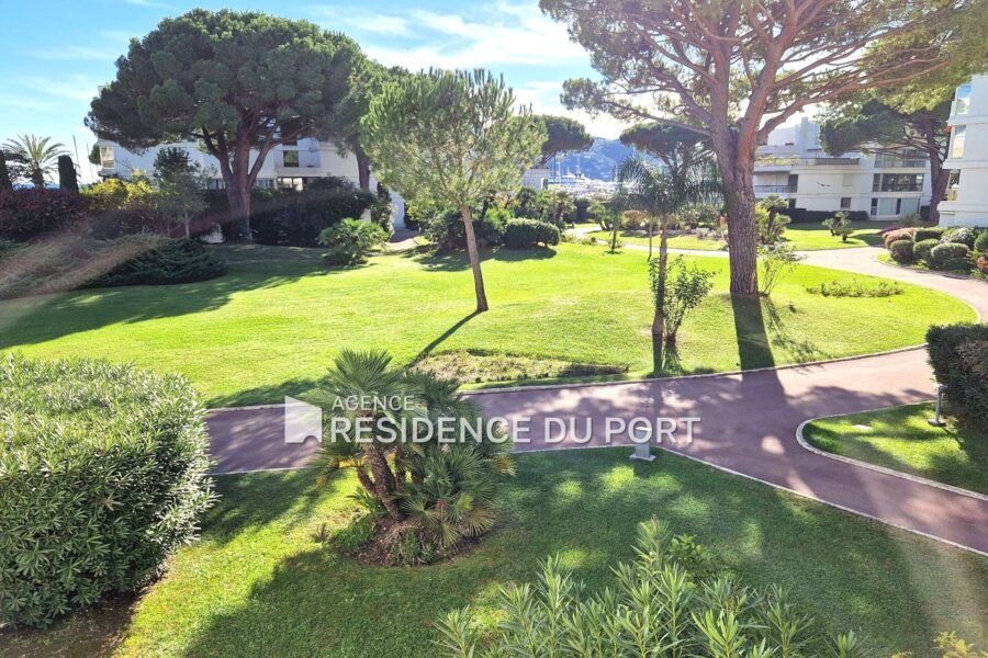 Appartement à vendre à Mandelieu-la-Napoule — Vue parc & jardin — photo 1