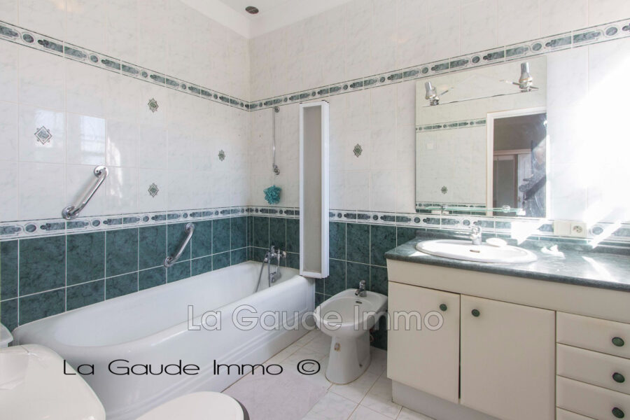 Maison à vendre à La Gaude — Vue montagne — photo 13
