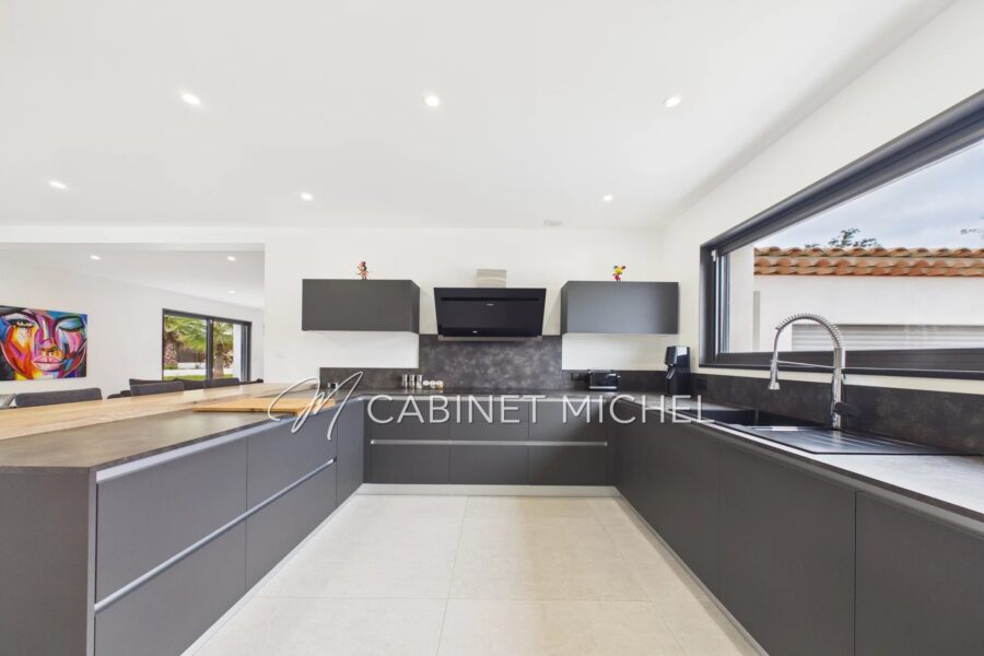 Maison à vendre à Roquefort-les-Pins — Vue montagne — photo 14