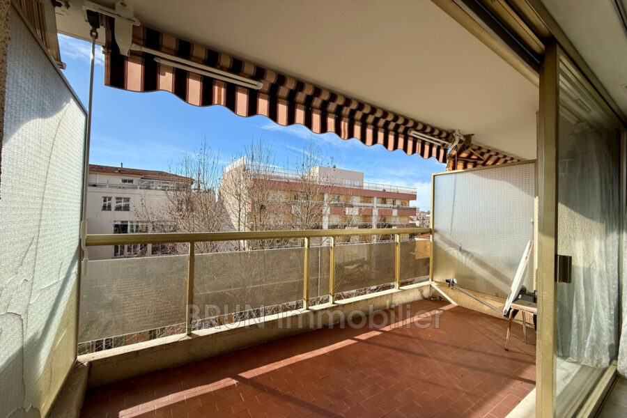 Appartement à vendre à Juan-les-Pins — Vue sur la ville — photo 1