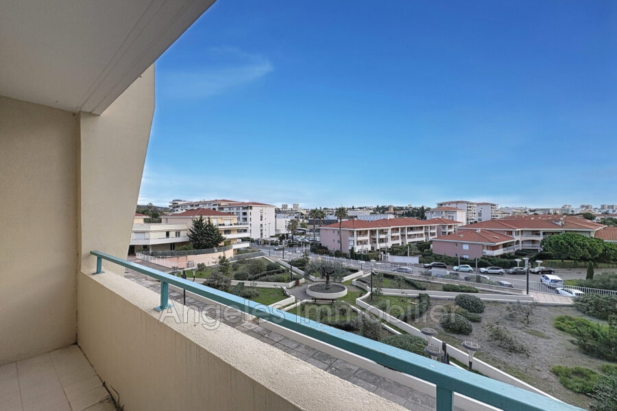 Appartement à vendre à Antibes — Vue sur la ville — photo 1
