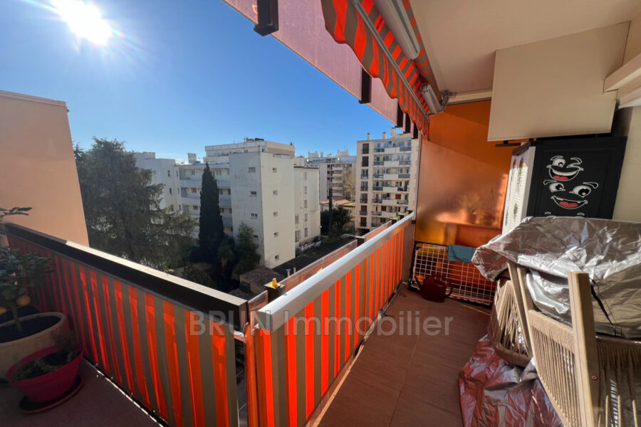 Appartement à vendre à Juan-les-Pins — Vue sur la ville — photo 1