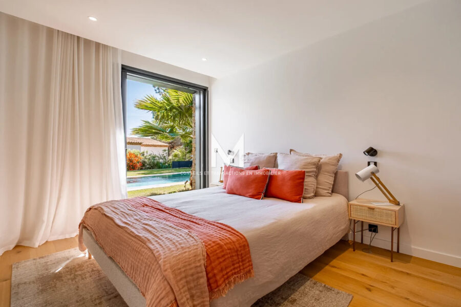 Maison à vendre à Sainte-Maxime — Vue parc & jardin — photo 8