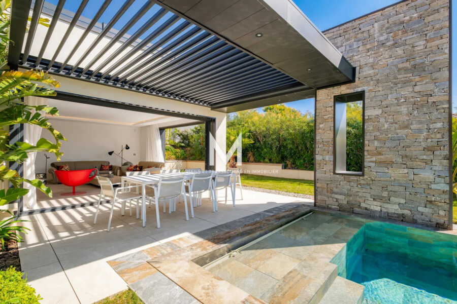 Maison à vendre à Sainte-Maxime — Vue parc & jardin — photo 2