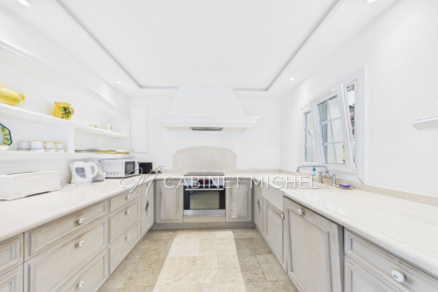 Maison à vendre à Roquefort-les-Pins — Vue parc & jardin — photo 9