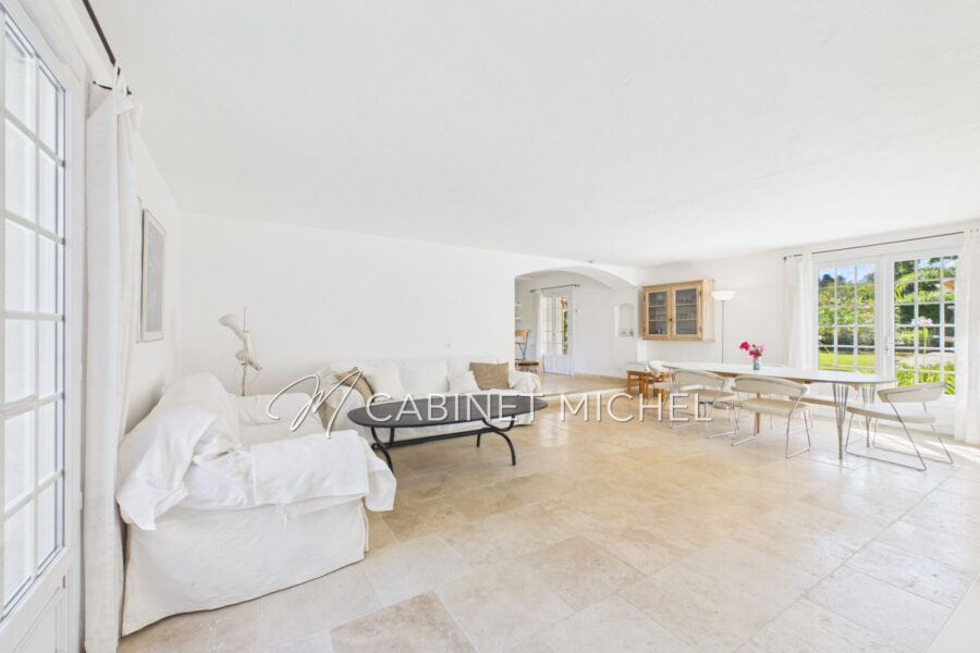 Maison à vendre à Roquefort-les-Pins — Vue parc & jardin — photo 10