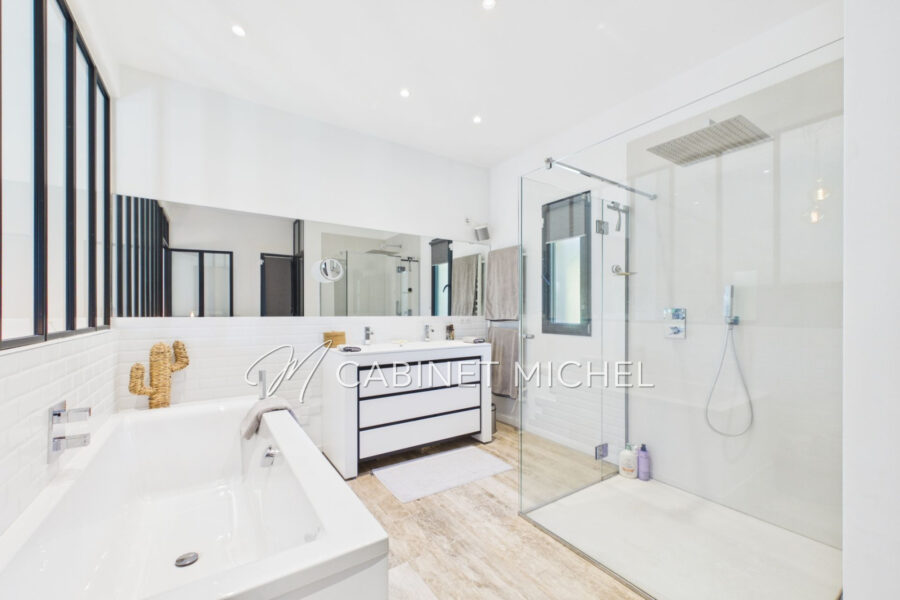 Maison à vendre à Roquefort-les-Pins — Vue parc & jardin — photo 14