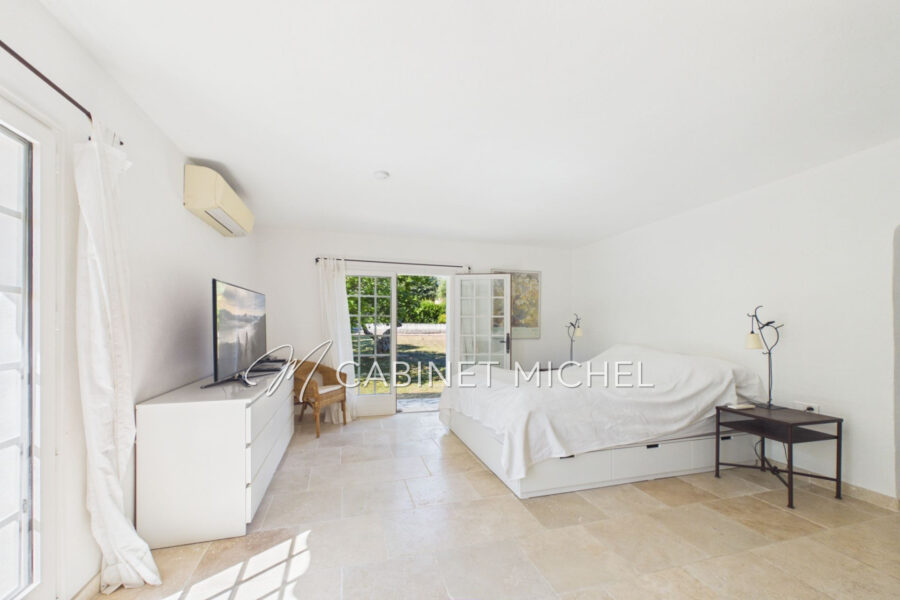Maison à vendre à Roquefort-les-Pins — Vue parc & jardin — photo 13