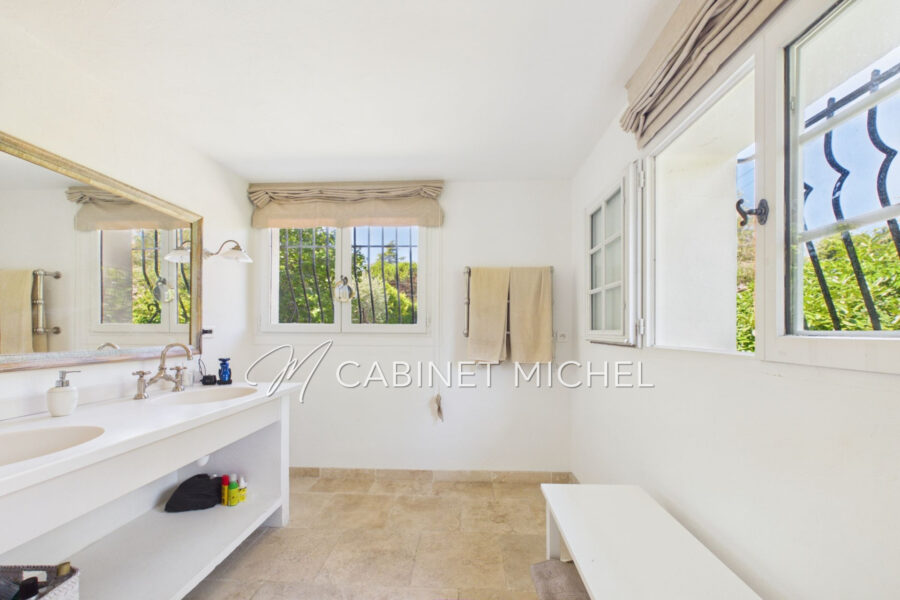 Maison à vendre à Roquefort-les-Pins — Vue parc & jardin — photo 14