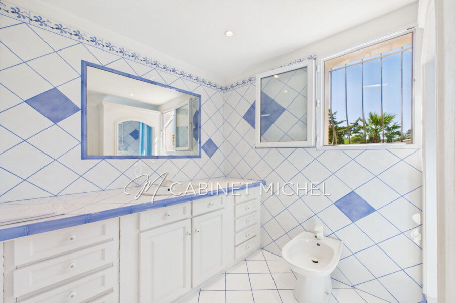 Maison à vendre à Roquefort-les-Pins — Vue parc & jardin — photo 18