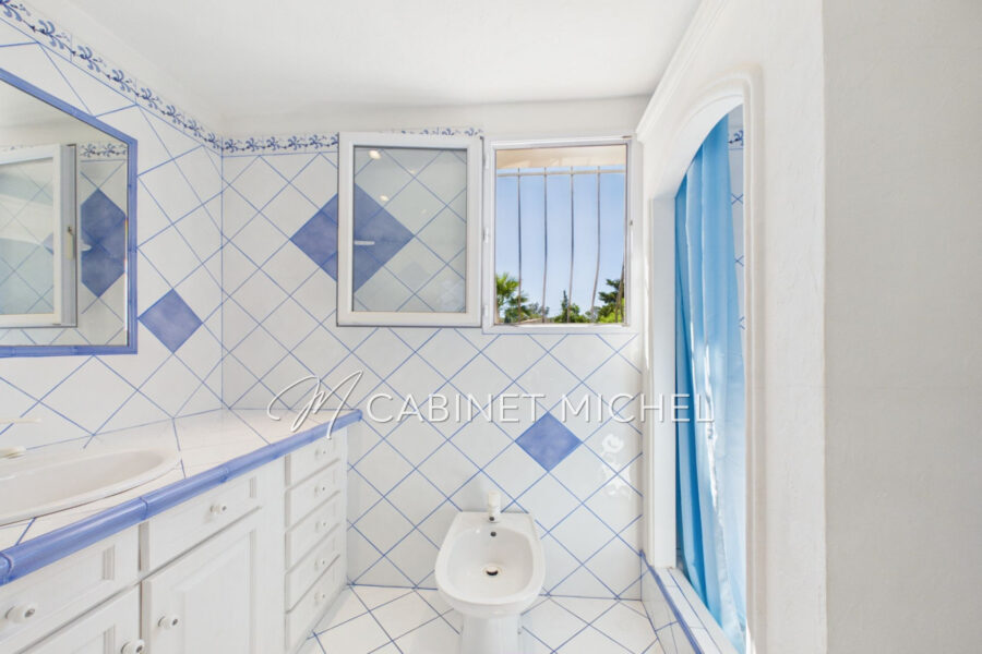 Maison à vendre à Roquefort-les-Pins — Vue parc & jardin — photo 19