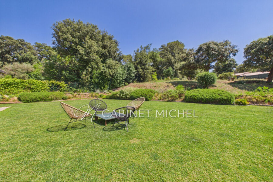 Maison à vendre à Roquefort-les-Pins — Vue parc & jardin — photo 1