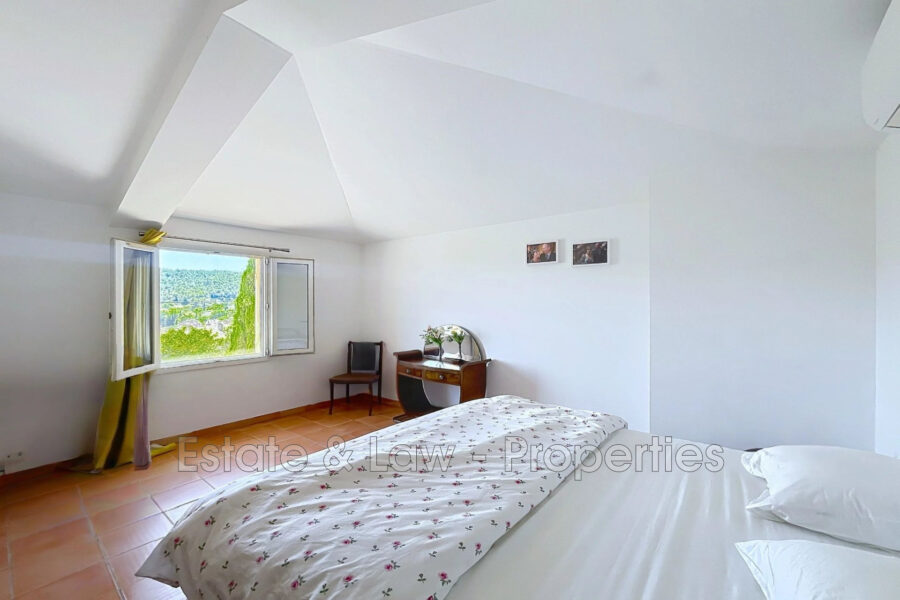 Maison à vendre à Cotignac — Vue sur la ville — photo 1
