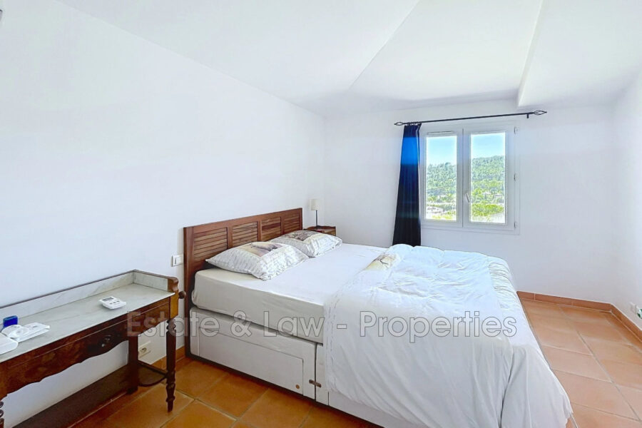 Maison à vendre à Cotignac — Vue sur la ville — photo 8