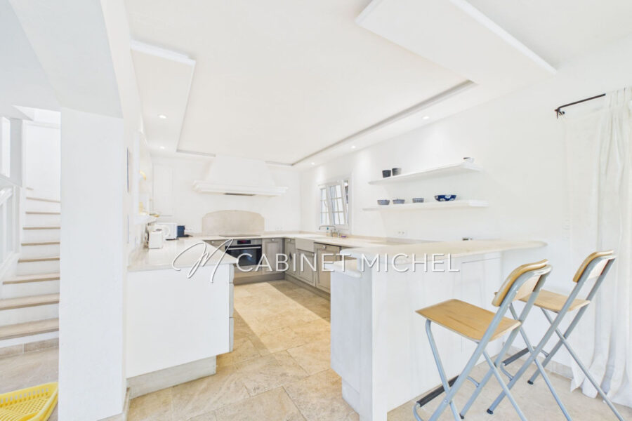 Maison à vendre à Roquefort-les-Pins — Vue parc & jardin — photo 8